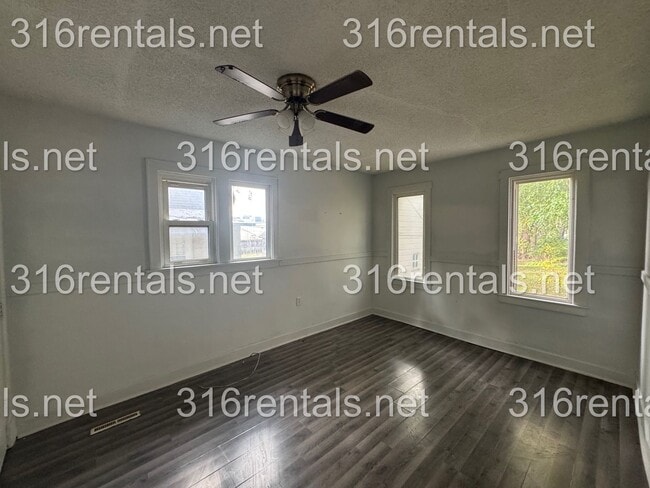 Building Photo - $950 - 2 bed 1 bath - Single Family Home