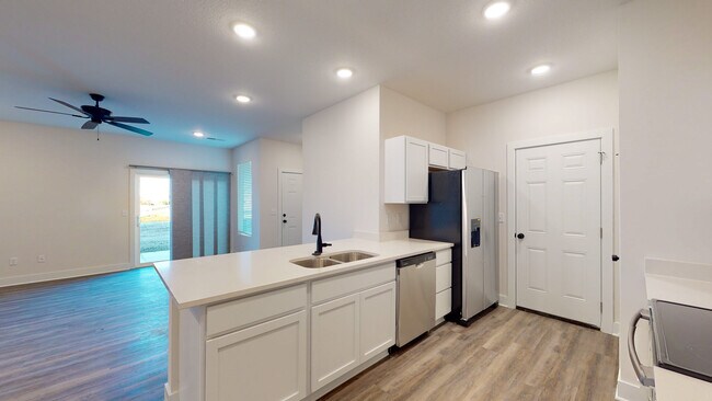 Building Photo - 15650 E 21st Ct N