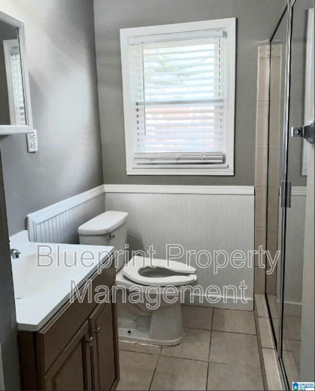 Building Photo - 513 10th Ave S