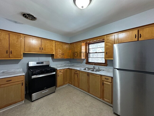 Building Photo - 202 E 68th Pl