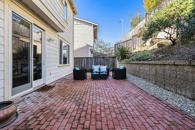Building Photo - 203 Seacliff Way