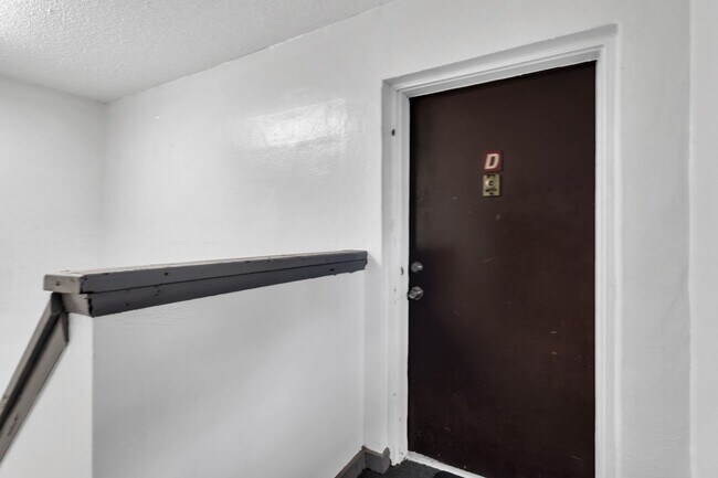 Building Photo - 1 Bed / 1 Bath – Updated Kitchen – $1,099/month (Water Included)