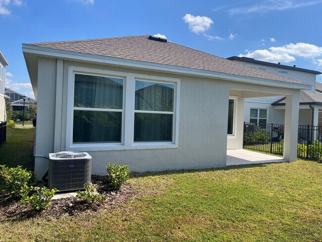 Building Photo - Beautiful home located in desirable Waters...