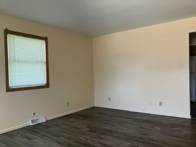 Building Photo - Kenosha Properties