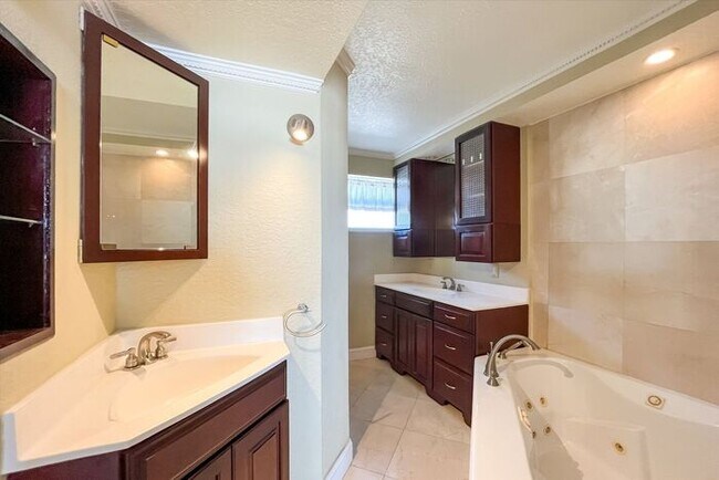 Building Photo - Executive Lakefront Living – 3 Bed, 2.5 Ba...