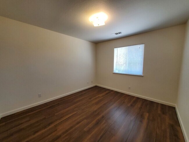 Building Photo - 1400 Howard Ct