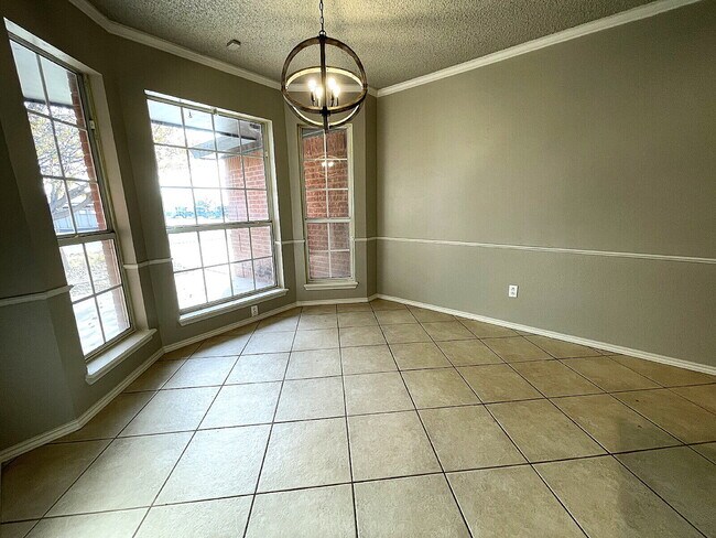Building Photo - Large, Recently Remodeled 3/22 Right Across from North Ridge Elementary!