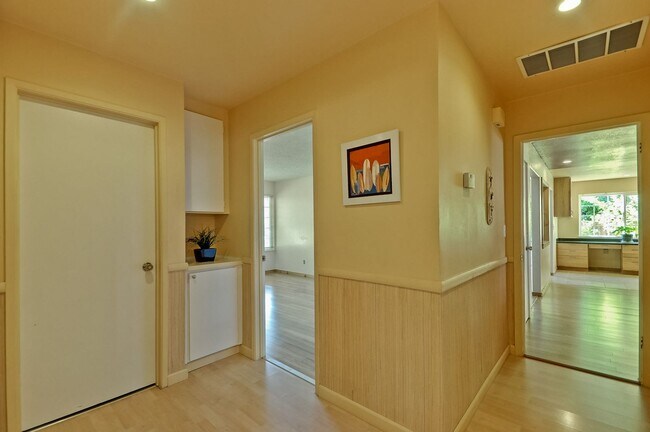 Building Photo - Gorgeous Three Bedroom Two Bathroom in San...