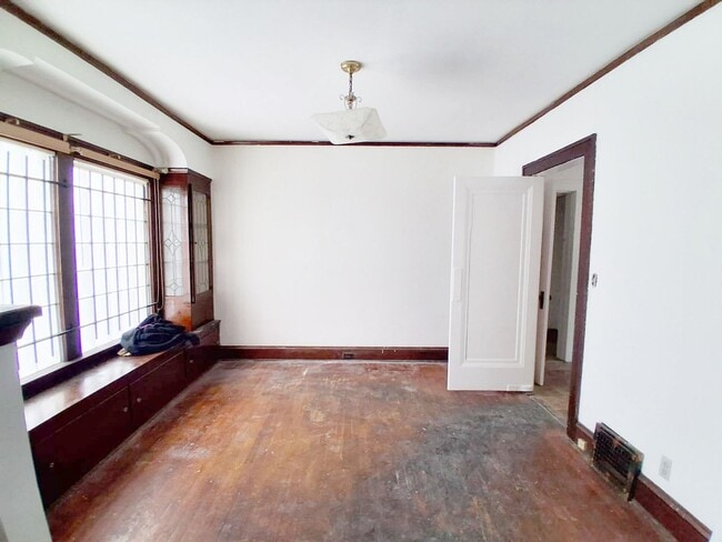 Building Photo - 4 BED, 1 BATH BEAUTIFUL SINGLE-FAMILY HOME IN CLEVELAND!