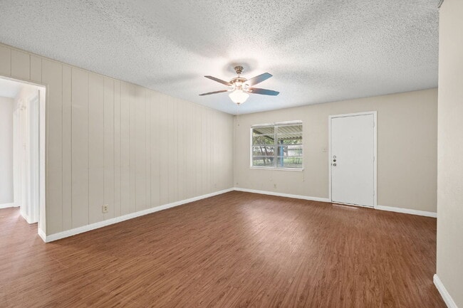 Building Photo - Charming 3-Bed, 2-Bath Gem in Fort Worth – Your Cozy Living Awaits!