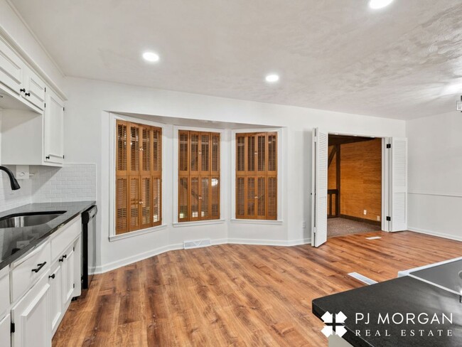 Building Photo - 4 Bedroom, 2.5 Bathroom, 2 Bonus Rooms - N...