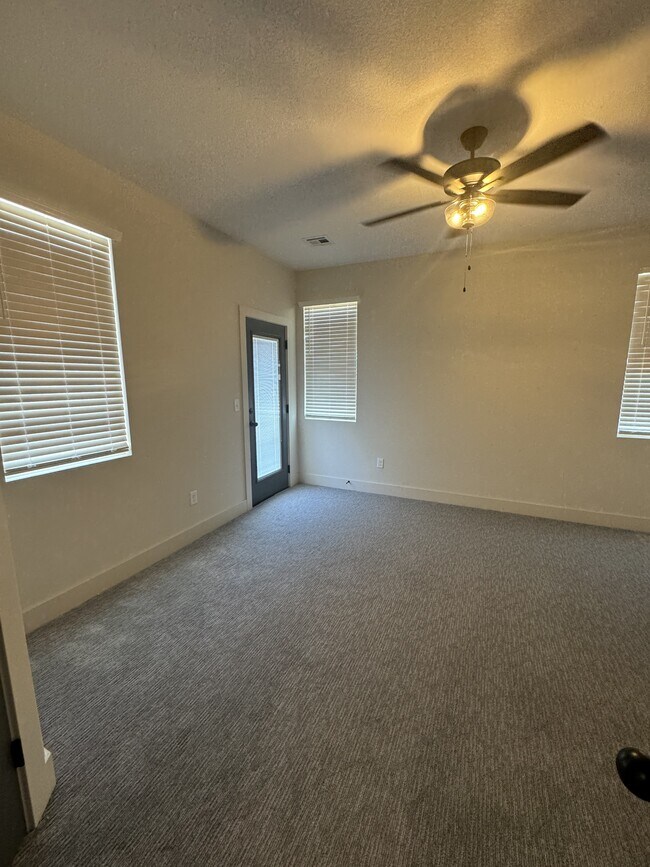 Building Photo - 800 Trails End Ct