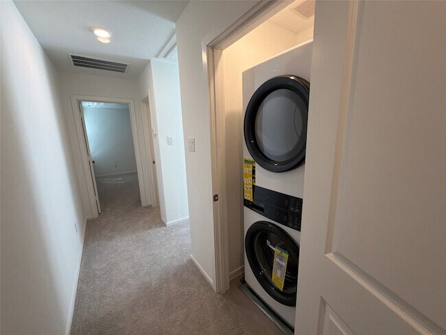 Building Photo - 930 Pertuso Ln