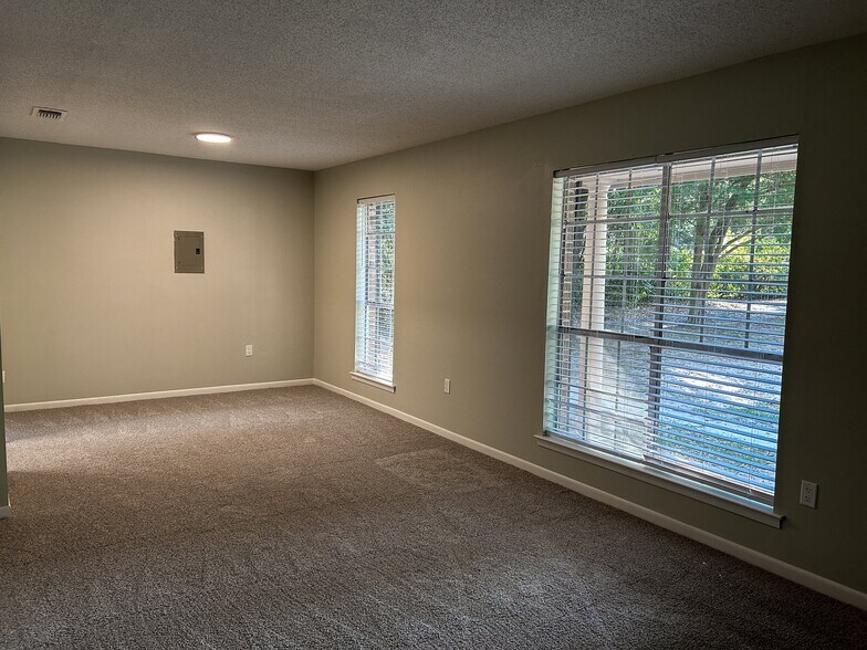 Building Photo - 1716 Northview Dr