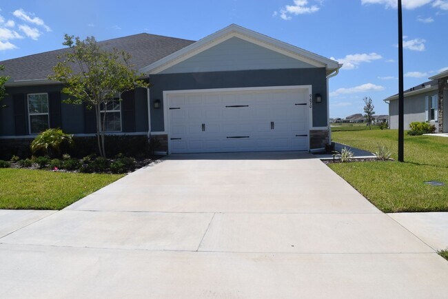 Building Photo - Stunning and elegant fully furnished 3/2/2 villa with Pool, hot tub & Lake views