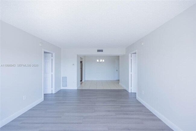 Building Photo - 4164 Inverrary Dr