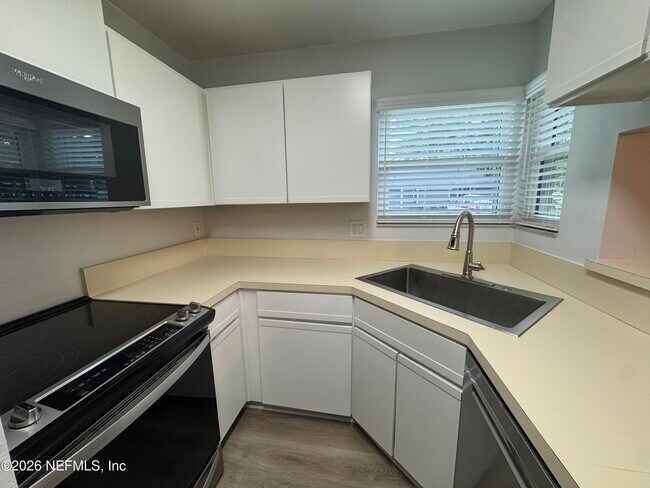 Building Photo - 8428 Long Meadow Cir N
