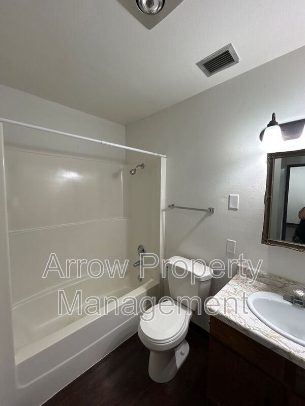 Building Photo - 215 E Arbor Ave