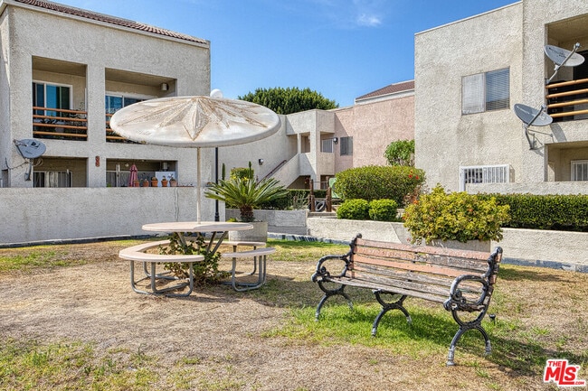 Building Photo - 1118 Valencia St