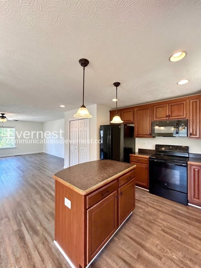 Building Photo - 3 Bed/2.5 Bath Townhome with Garage / Available Now!