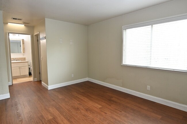 Building Photo - Walk to Japantown,  Updated 2 / 2.5, Cat &...