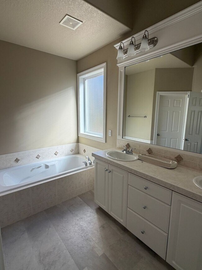 Building Photo - 5 Bedrooms and 2.5 Bathrooms with Views of the Rolling Hills of Corvallis Country Club