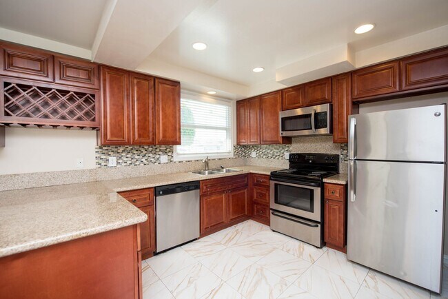 Building Photo - Single Family Stunner!