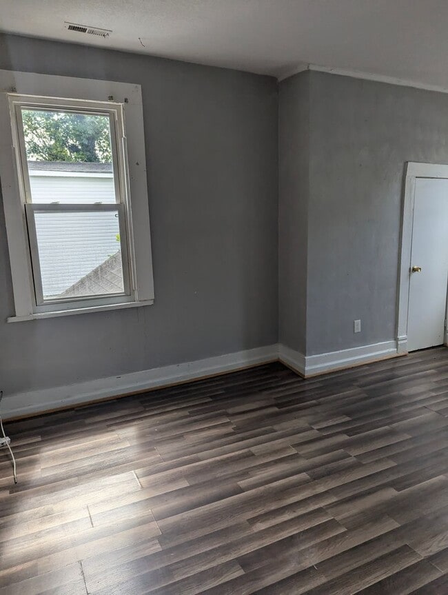 Building Photo - MOVE IN READY 4 Bedroom in the Heart of Portsmouth!