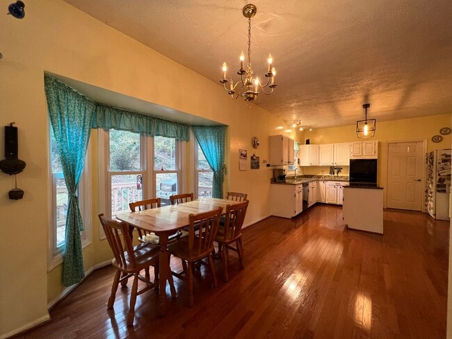 Building Photo - Spectacular 3 Bed 3.5 Bath Brick Home in Scenic Riverview Estates