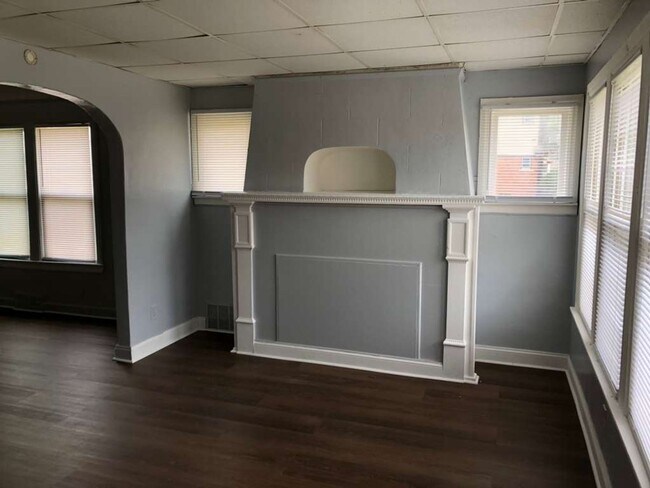 Building Photo - Charming Renovated 2-Bedroom Lower Unit – Section 8 Welcome