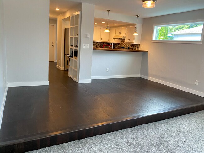 Dining room & bar - 237 Shepard Way NW