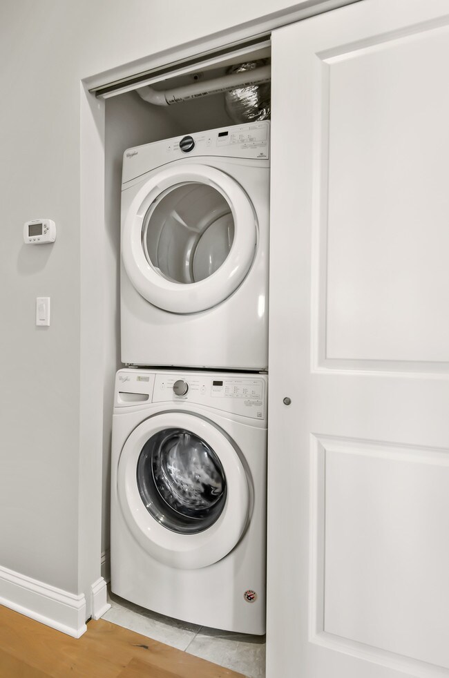 Building Photo - 833 Laurel Ave