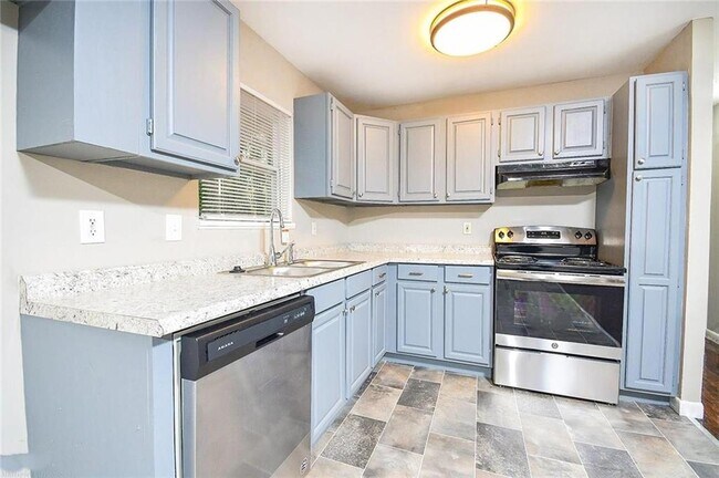 Building Photo - 185 Oak Dr SE