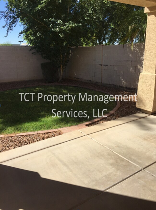 Building Photo - Large 4 Bed/2.5 Bath with 3 car garage in Glendale!