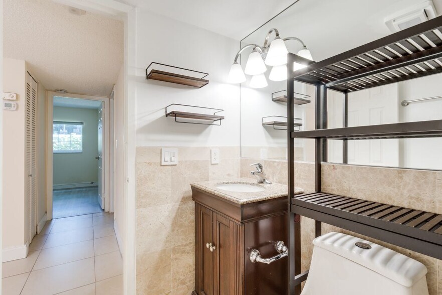 Building Photo - 3000 NE 5TH TE-110-A