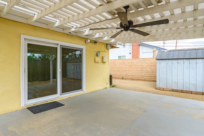 Building Photo - Beautifully Renovated 3BR/2BA Single-Story...