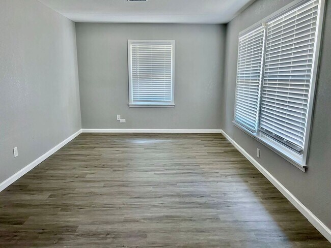 Building Photo - Newly Renovate 4 bedroom 2 bath Home in Li...