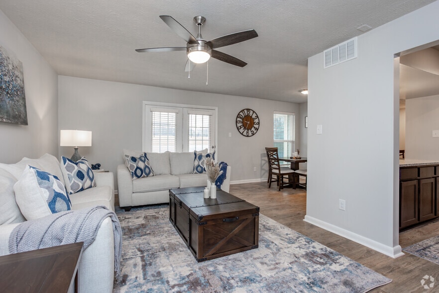 1BR, 1BA - 800SF - Living Room - Club 34