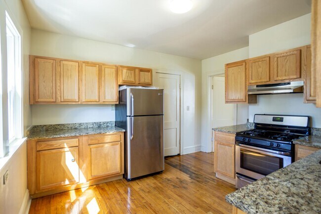 Building Photo - AVAILABLE 8/1/26 - Spacious First Floor Ap...