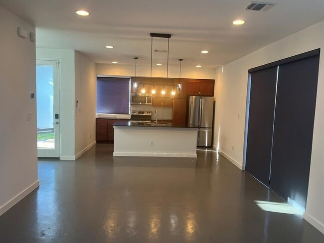 Building Photo - 1105 Altum St