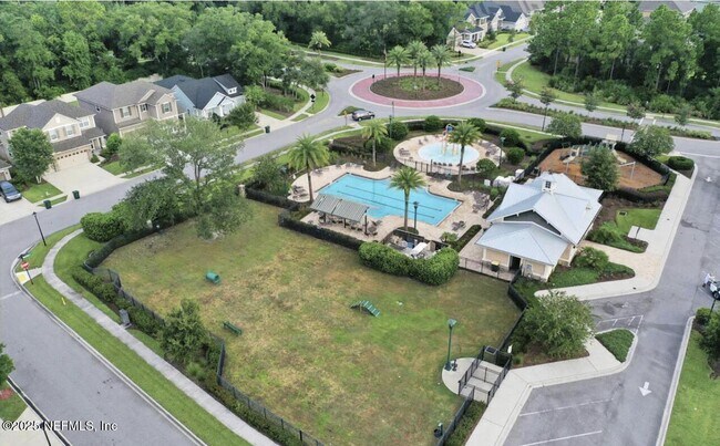Building Photo - 3560 Crossview Dr