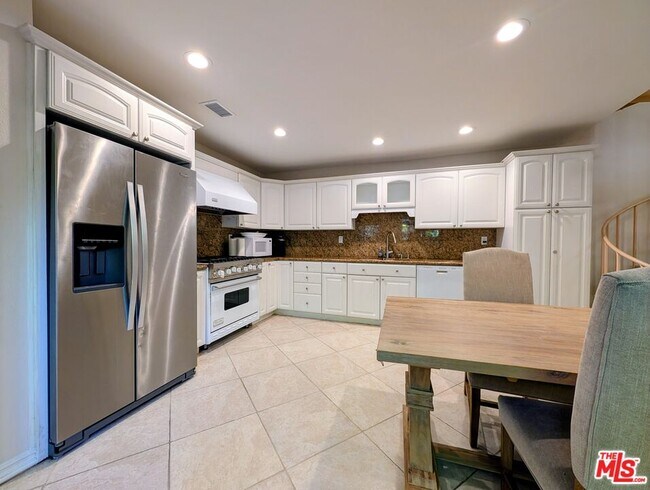 Building Photo - 430 Via Colinas