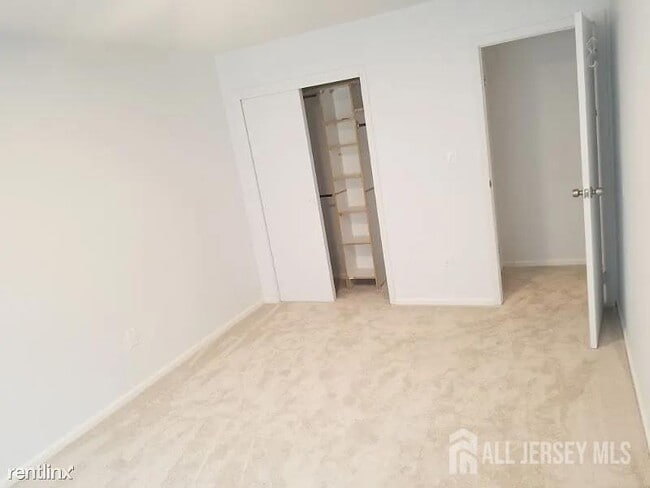 Building Photo - 804 Maple Hill Dr