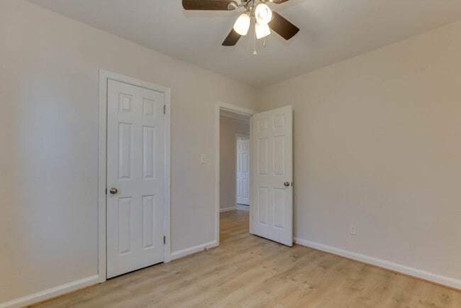 Building Photo - Charming Renovated Home with Modern Upgrades and Spacious Yard!