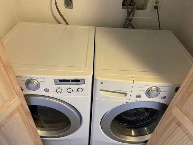 Building Photo - Updated 2 Bedroom, 2.5 Bath Condo Includes...
