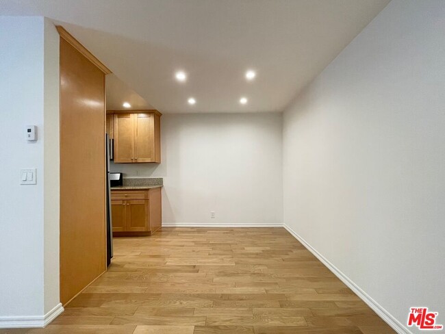 Building Photo - 929 N San Vicente Blvd