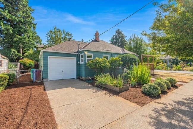 Building Photo - Sweet & Charming 2/1 Home Available Immedi...