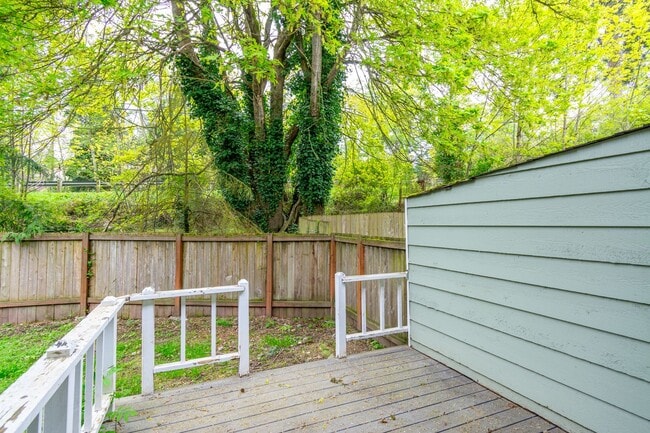 Building Photo - 3 Bedroom/2.5 bathroom townhouse centrally located Oak Harbor
