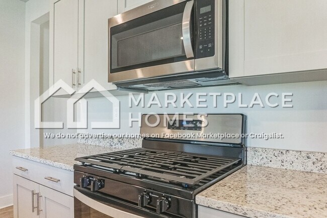 Building Photo - 2070 Hyacinth Ln