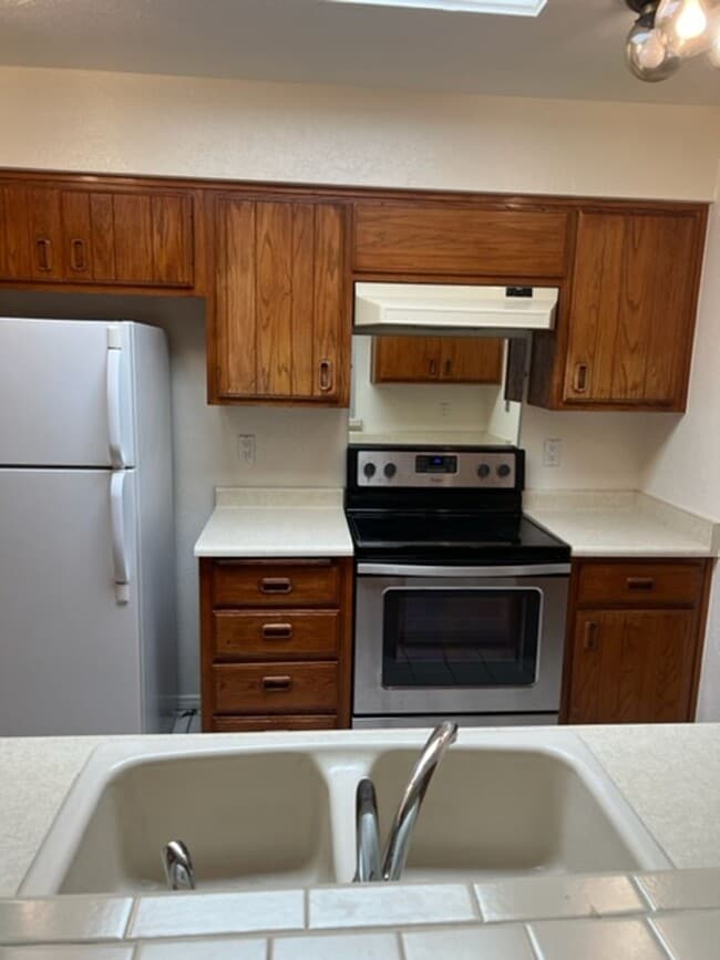 Building Photo - Beautiful 2 Bedroom 2 Bath 2 Car Garage Town House in the foot hills COMING SOON! Available 12/22...